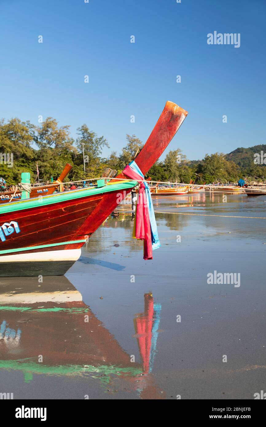 Barcos de cola larga en Kata Beach, Phuket, Tailandia, Sudeste de Asia, Asia Foto de stock
