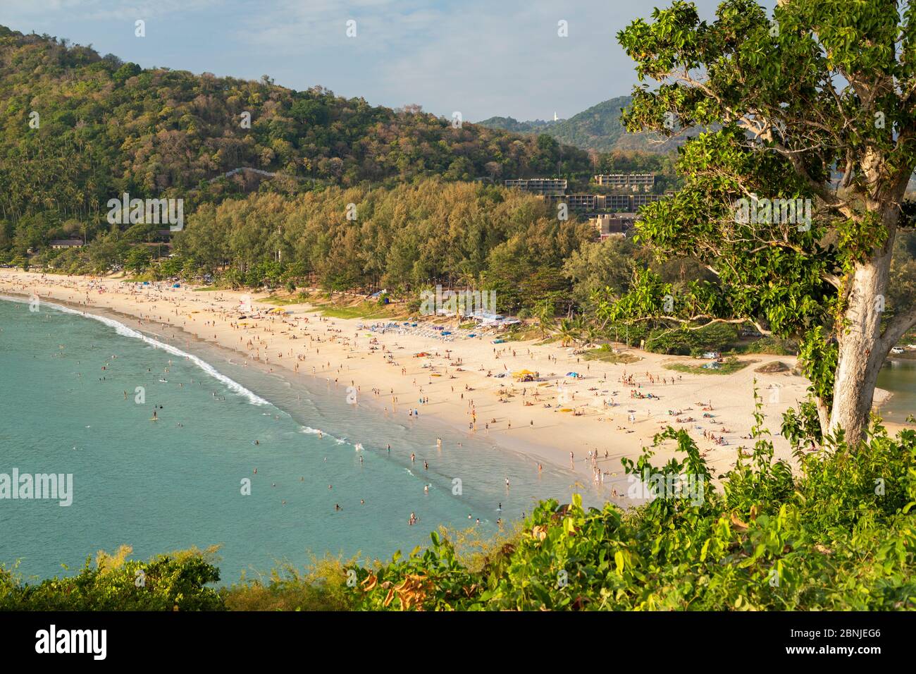 Vista elevada de Hai Nan Beach, Phuket, Tailandia, el sudeste de Asia, Asia Foto de stock
