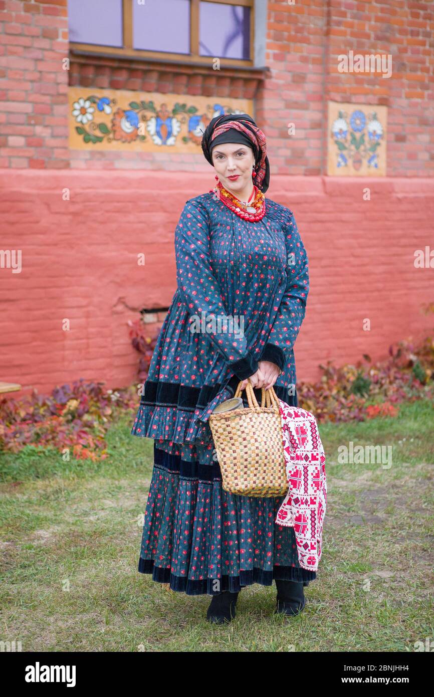 Mujer con una cesta de ropa retro del siglo 19. Ropa antigua de del siglo 19. Vestido y falda hermosa en una mujer. Cuentas y Fotografía de stock - Alamy