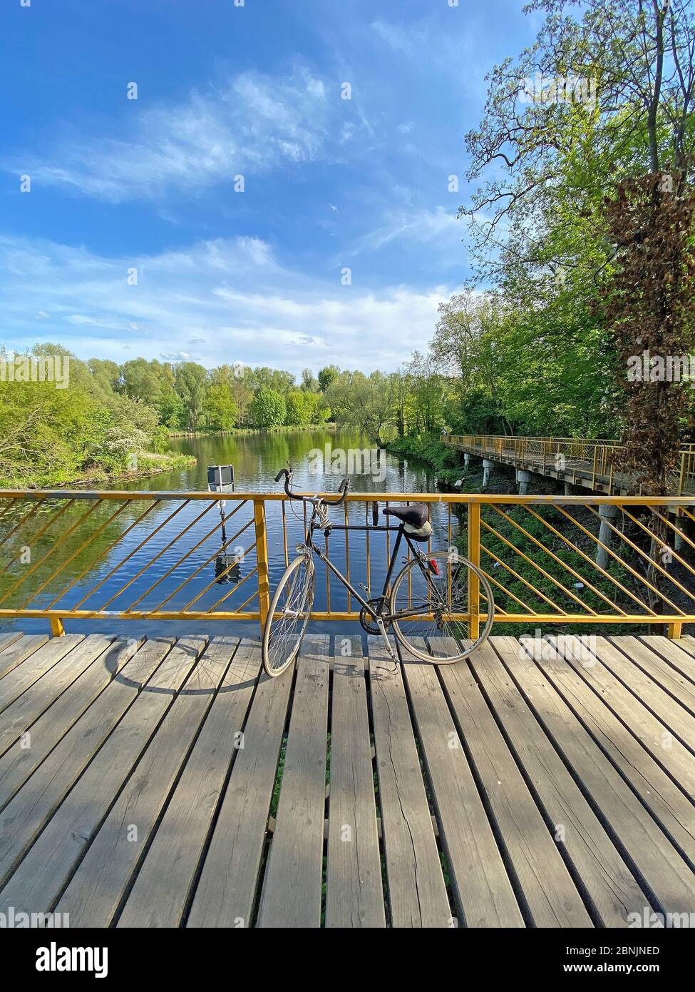 Paseo en bicicleta por Berlín, Fahrrad Tour Berlín, Teltow Kanal, bicicleta en puente sobre el agua Foto de stock