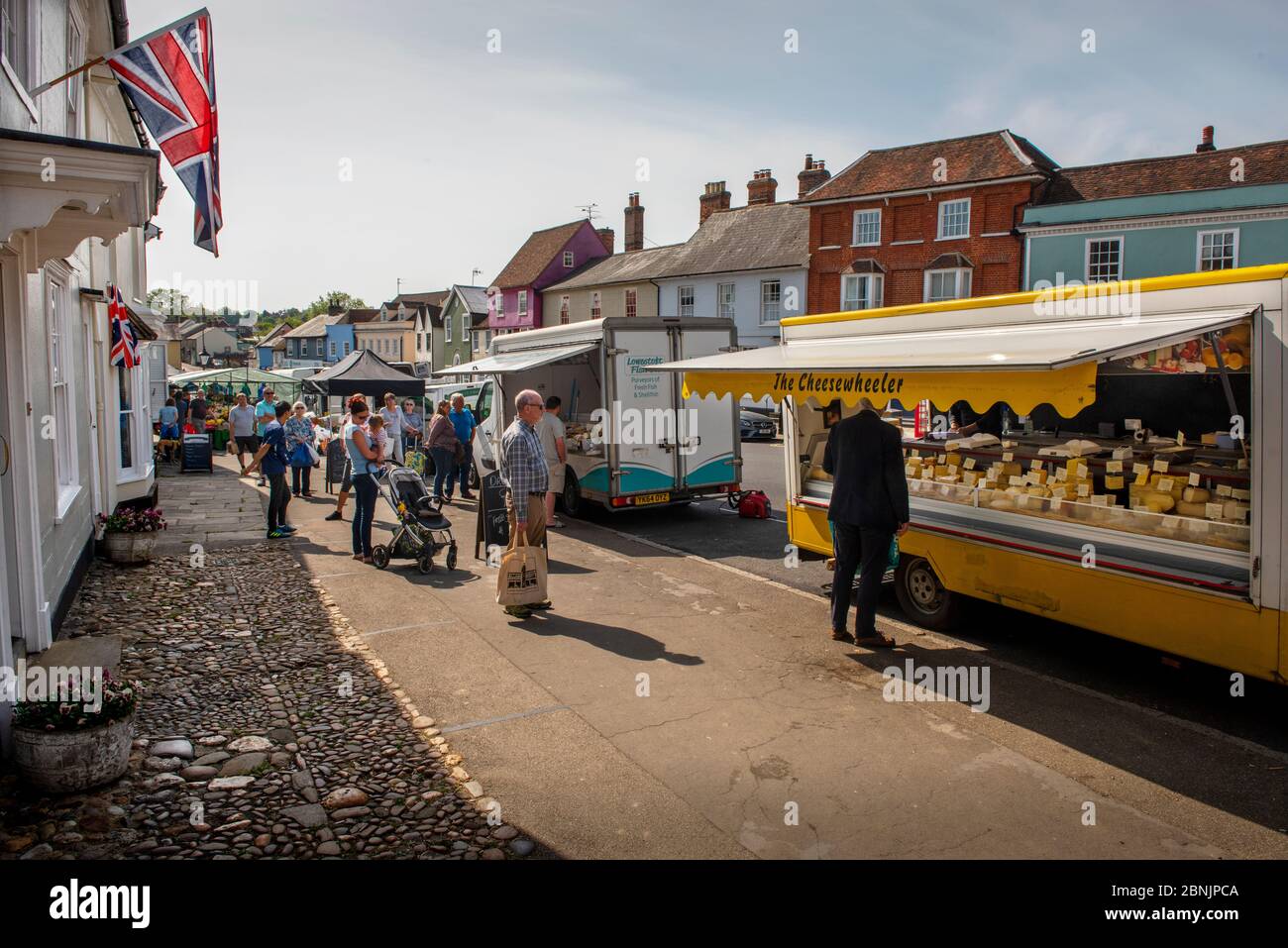 Thaxted Essex Inglaterra. Día de mercado que muestra distanciamiento social por Coronavirus. 8 de mayo de 2020 Foto de stock
