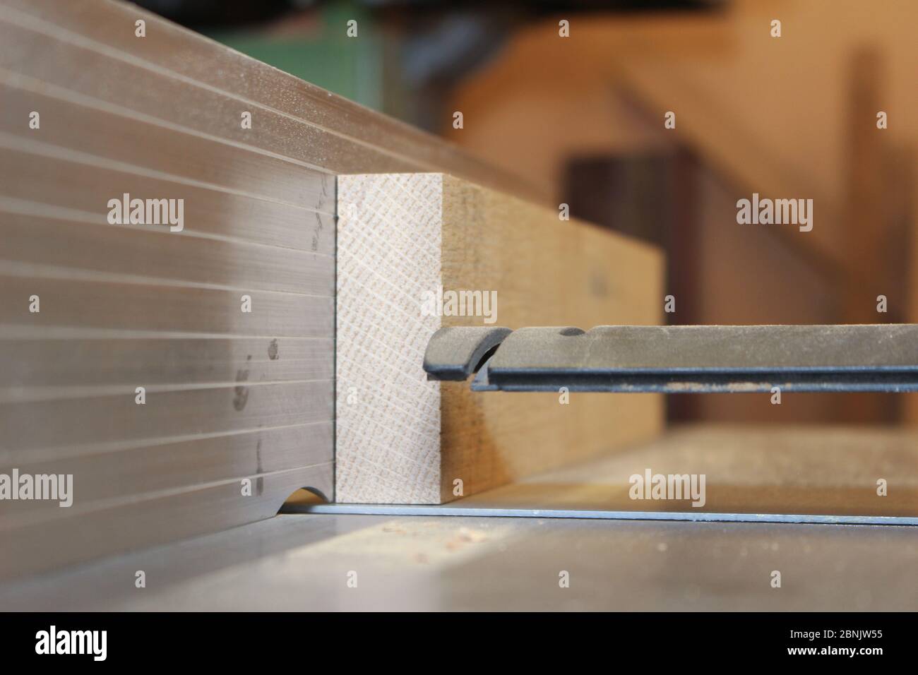 Madera de roble que pasa sobre un tablero de superficie Foto de stock