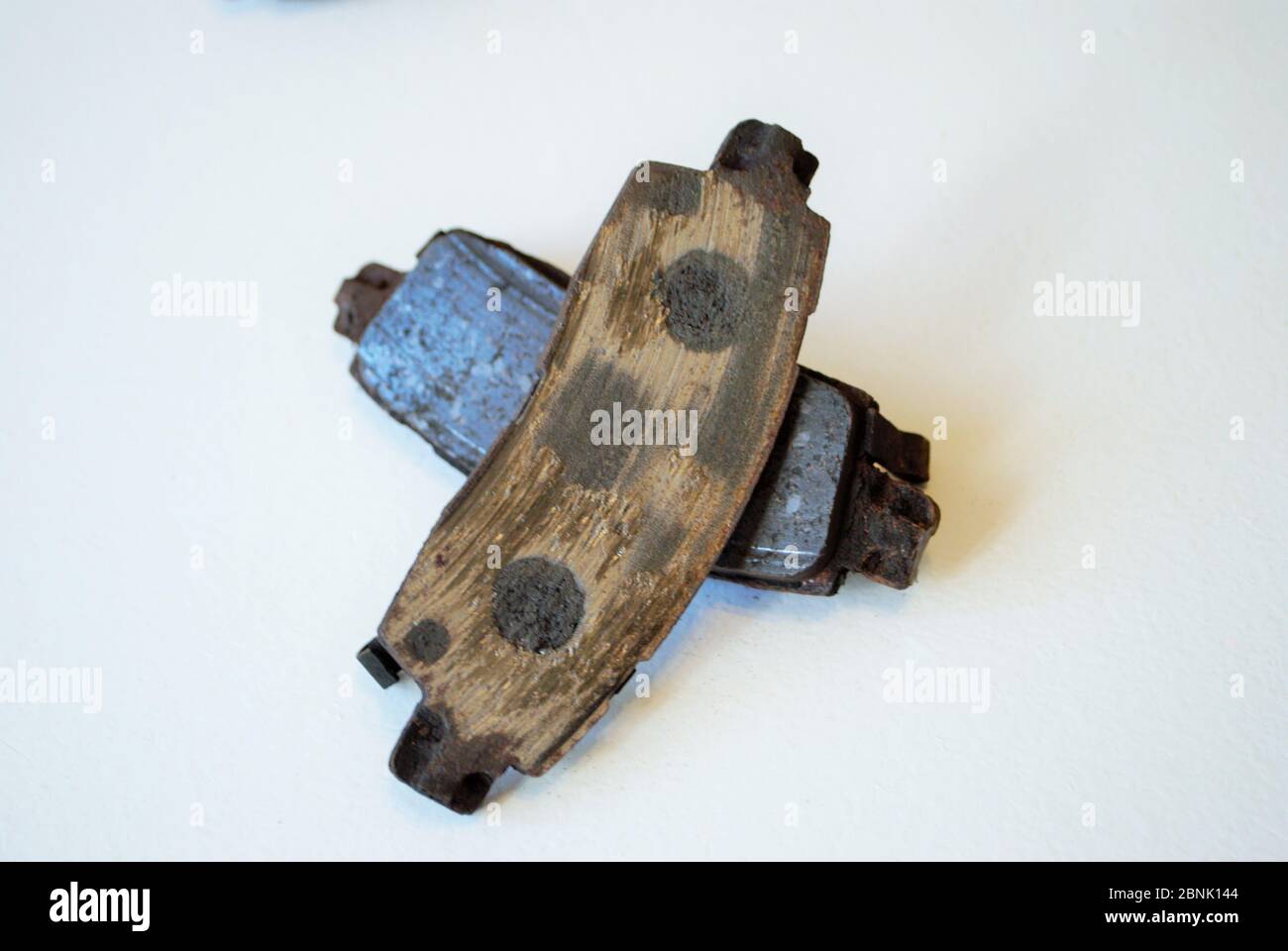 par de pastillas de freno de disco en ruinas desgastadas Fotografía de  stock - Alamy