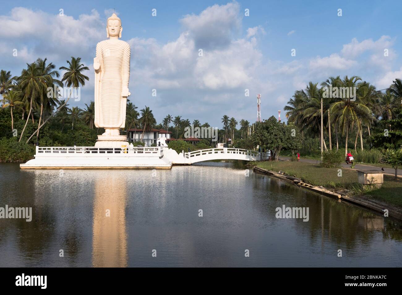 dh Tsunami Honganji Vihara HIKKADUWA estatua del Buda DE SRI LANKA Monumento tsunamis altura de onda comercial sri lankan 2004 monumento de desastre Foto de stock