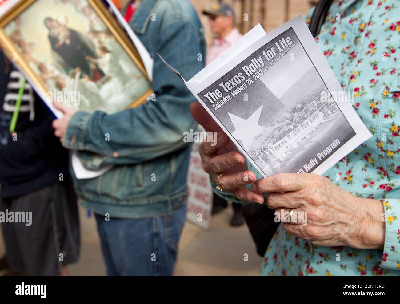Austin, Texas, EE.UU., 26th de enero de 2013: Una gran multitud se reúne en el Capitolio de Texas para una manifestación anual contra el aborto y pro-vida, que incluye a un hombre sosteniendo una foto del programa de manifestación de la Virgen María y la Mujer sosteniendo. Foto de stock
