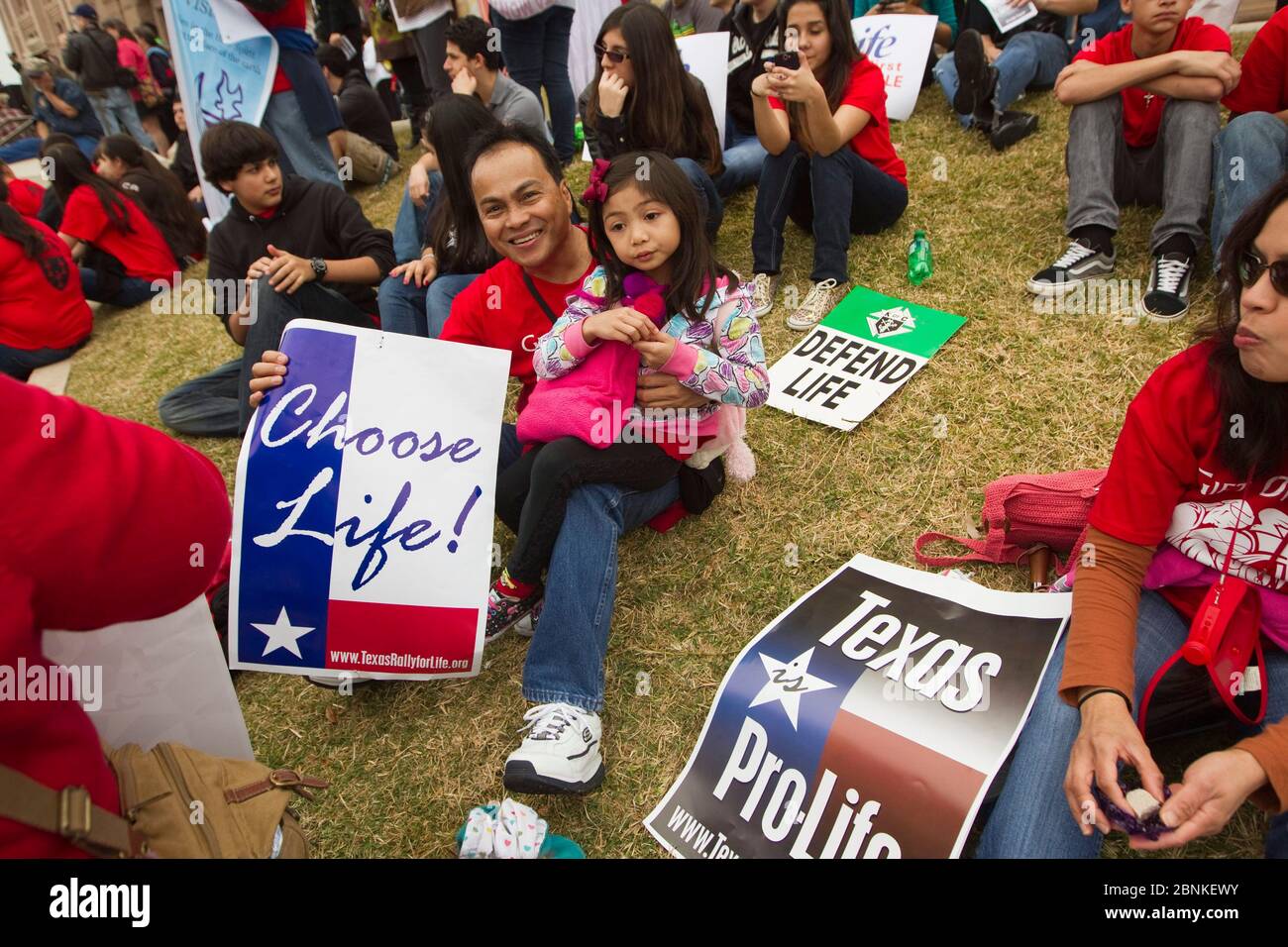 Austin Texas EE.UU., 26 de enero de 2013: Padre y su hija pequeña son parte de una gran multitud reunida en el Capitolio de Texas para una manifestación anual contra el aborto y pro-vida; el evento de este año marca el 40th aniversario de la decisión Roe v. Wade de la Corte Suprema que legaliza algunos abortos. Foto de stock