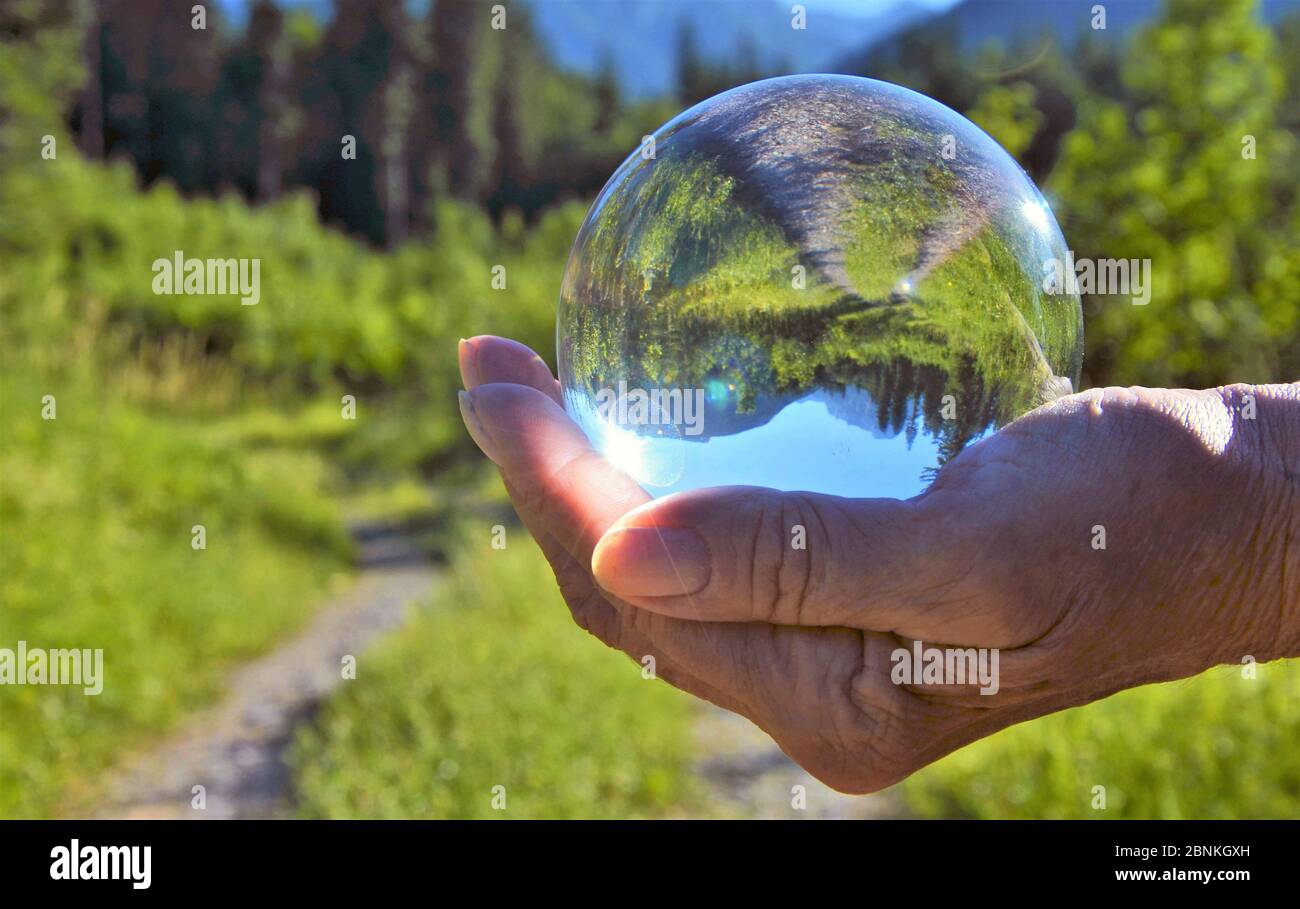 mano con esfera de cristal Foto de stock