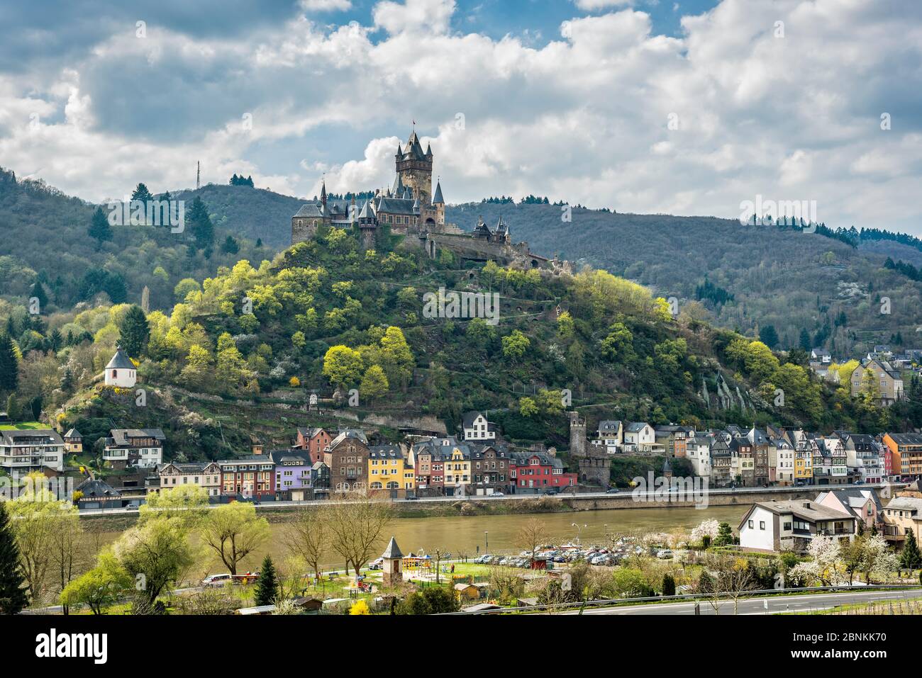 Reichsburg Cochem, castillo romance en el Mosela, símbolo y patrimonio cultural en el sentido de la Convención de la haya. Foto de stock