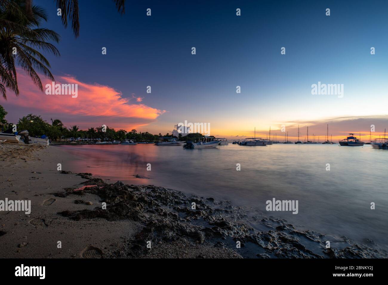 América, Caribe, Antillas mayores, República Dominicana, Provincia de la Altagracia, Bayahibe, puesta de sol caribeña en la Bahía de Bayahibe Foto de stock