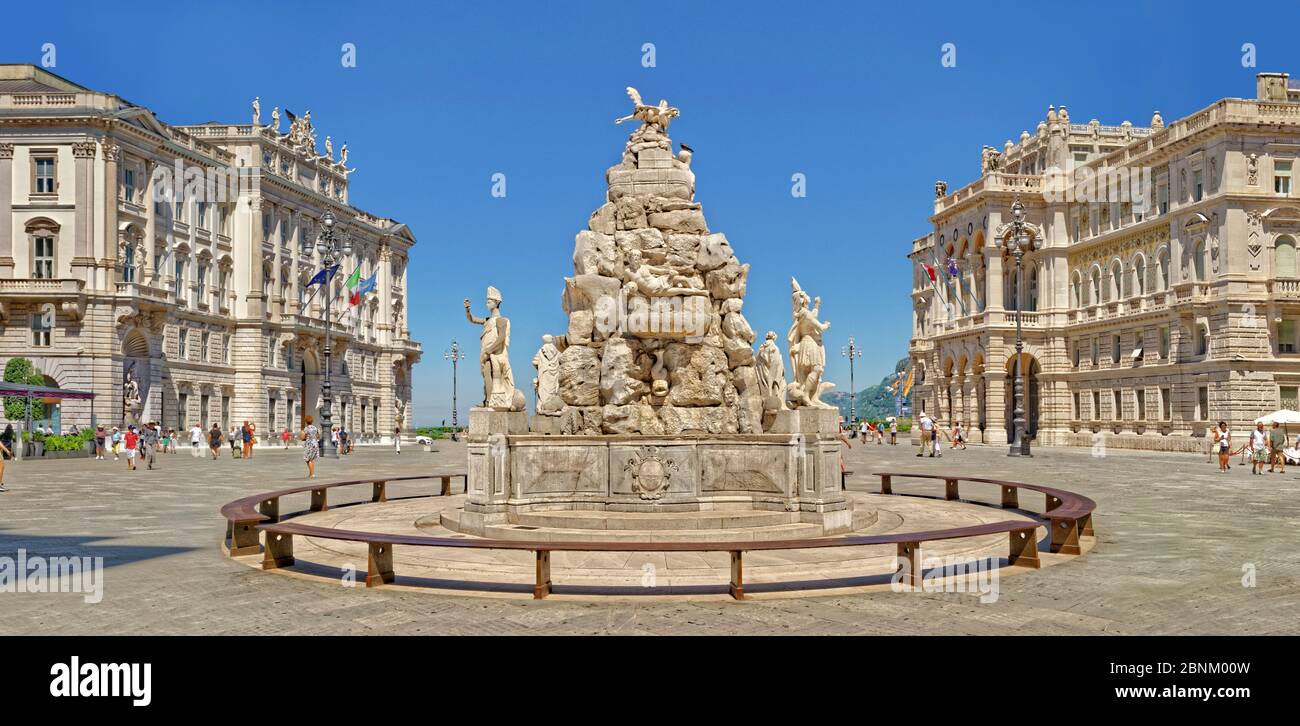Piazza Unità d'Italia o unidad de Plaza Italia, con la Fontana dei Quattro Continenti,o la fuente de los cuatro continentes en Trieste, Italia. Foto de stock