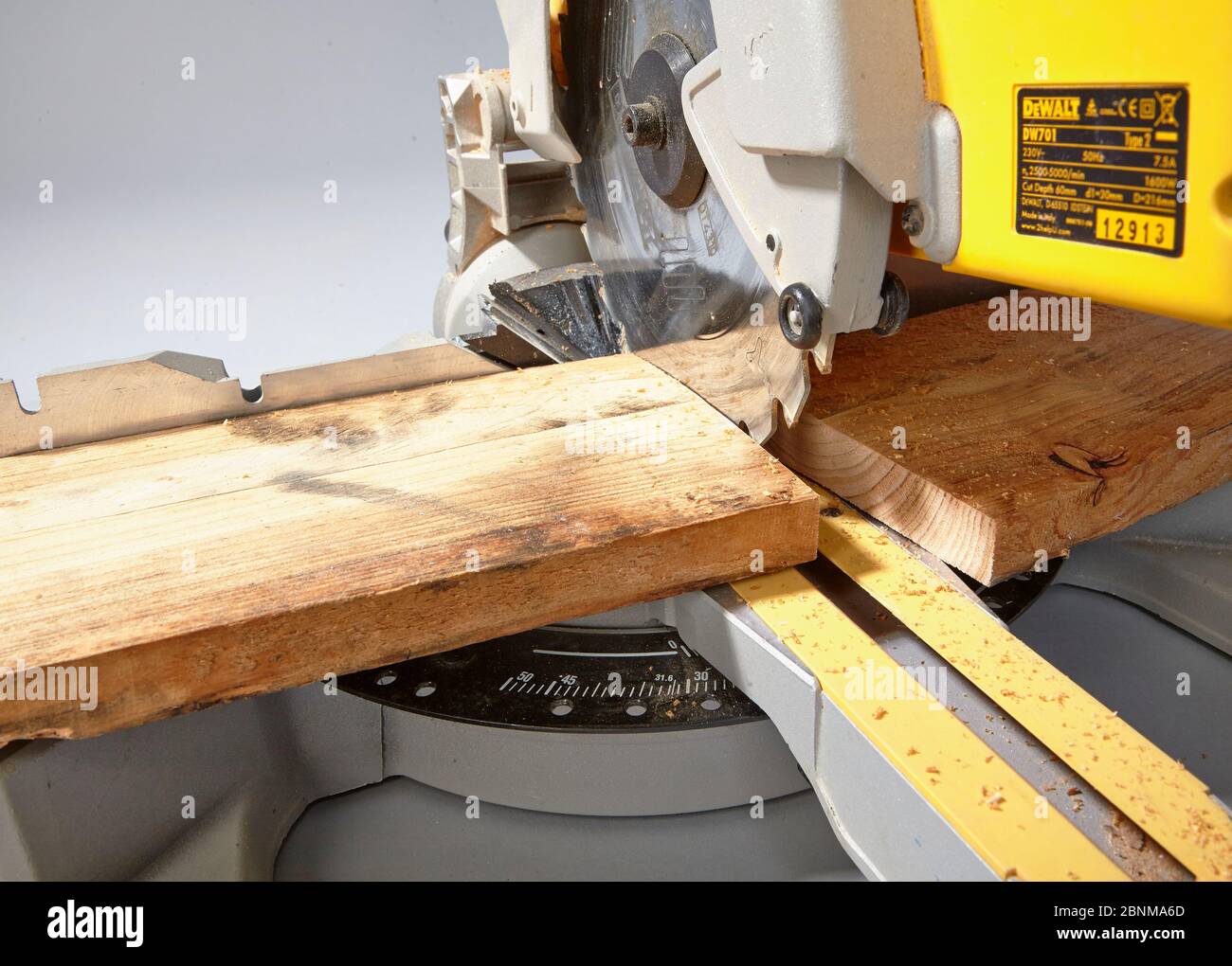 Construcción de un estante hecho de madera, europalet, madera sólida