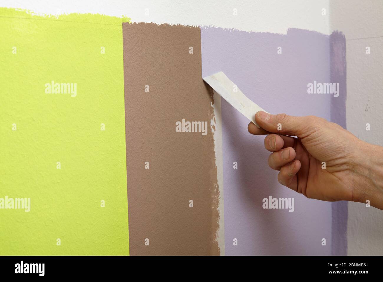 Diseño de pared DIY 01, paso a paso hacer-se-usted mismo producción, rayas  de color vertical en la zona de la pared inferior, paso 07: Despegue la  cinta de enmascarar cuando la pintura