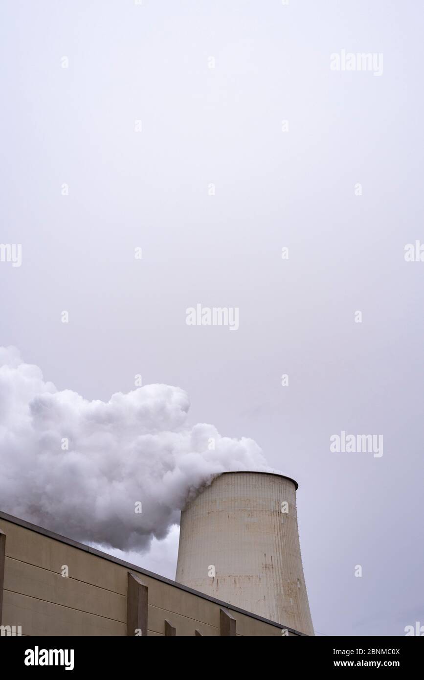Alemania, Brandenburg, Jänschwalde, el vapor de agua se eleva desde una torre de refrigeración de la central eléctrica de lignito de Jänschwalde de Lausitz Energie Bergbau AG Foto de stock