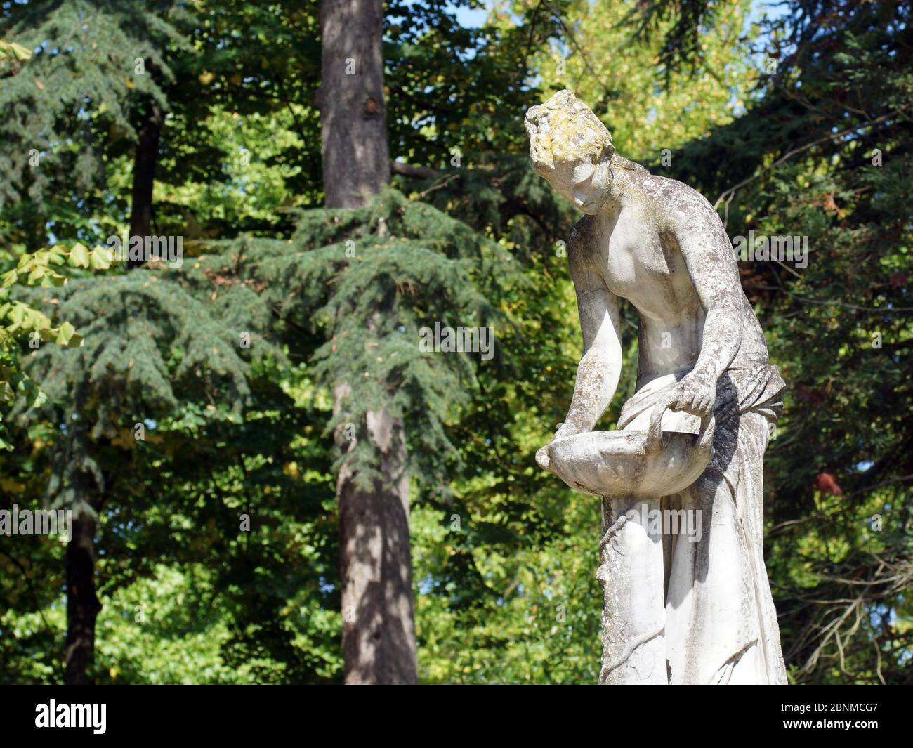 Una estatua cerca de una fuente termal en el parque del Grand Hotel Terme della Fratta. Fratta Terme, Bertinoro, Forlì-Cesena, Emilia-Romaña, Italia. Foto de stock