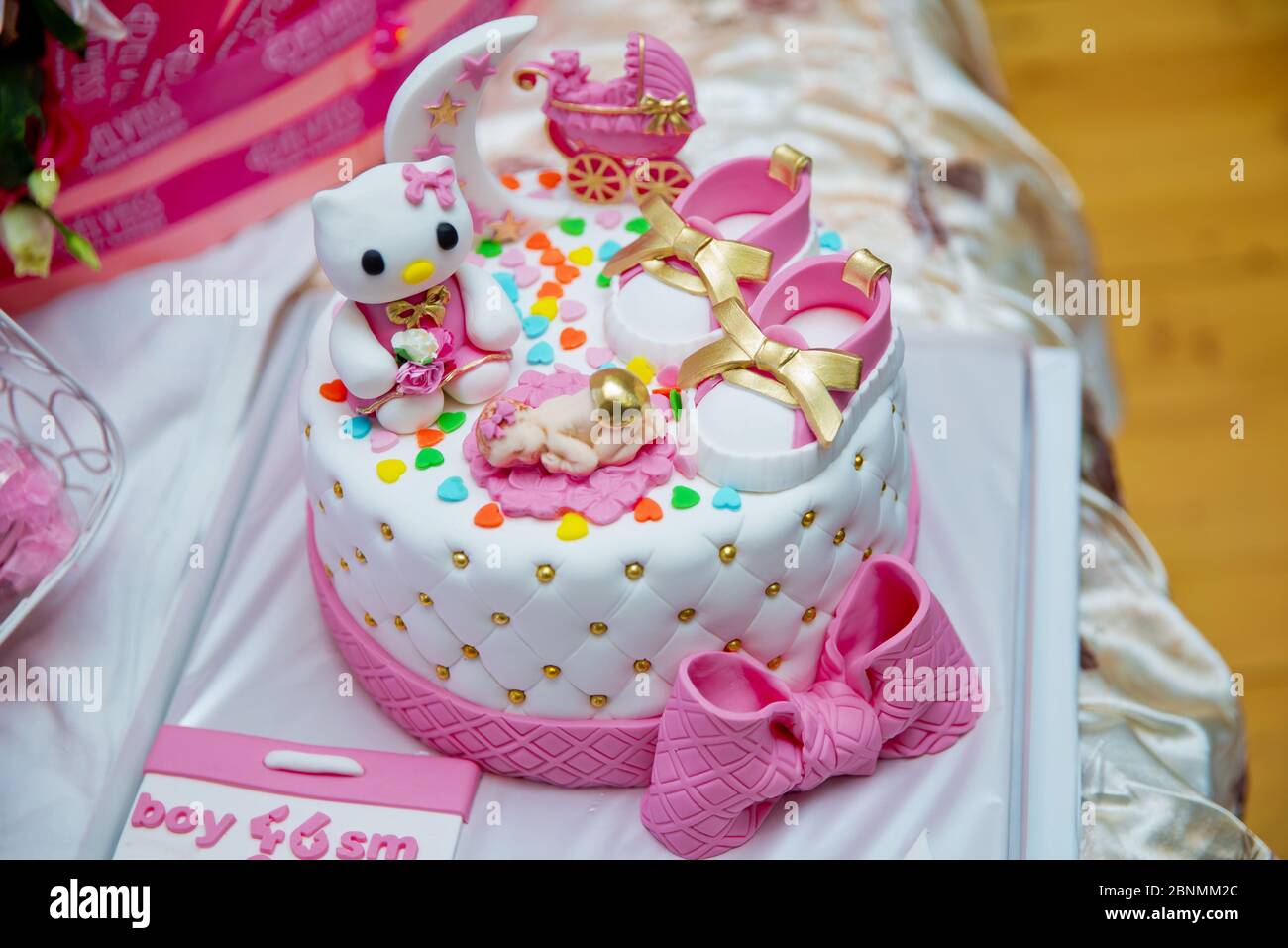 Tarta de pañales para un baby shower para una niña recién nacida