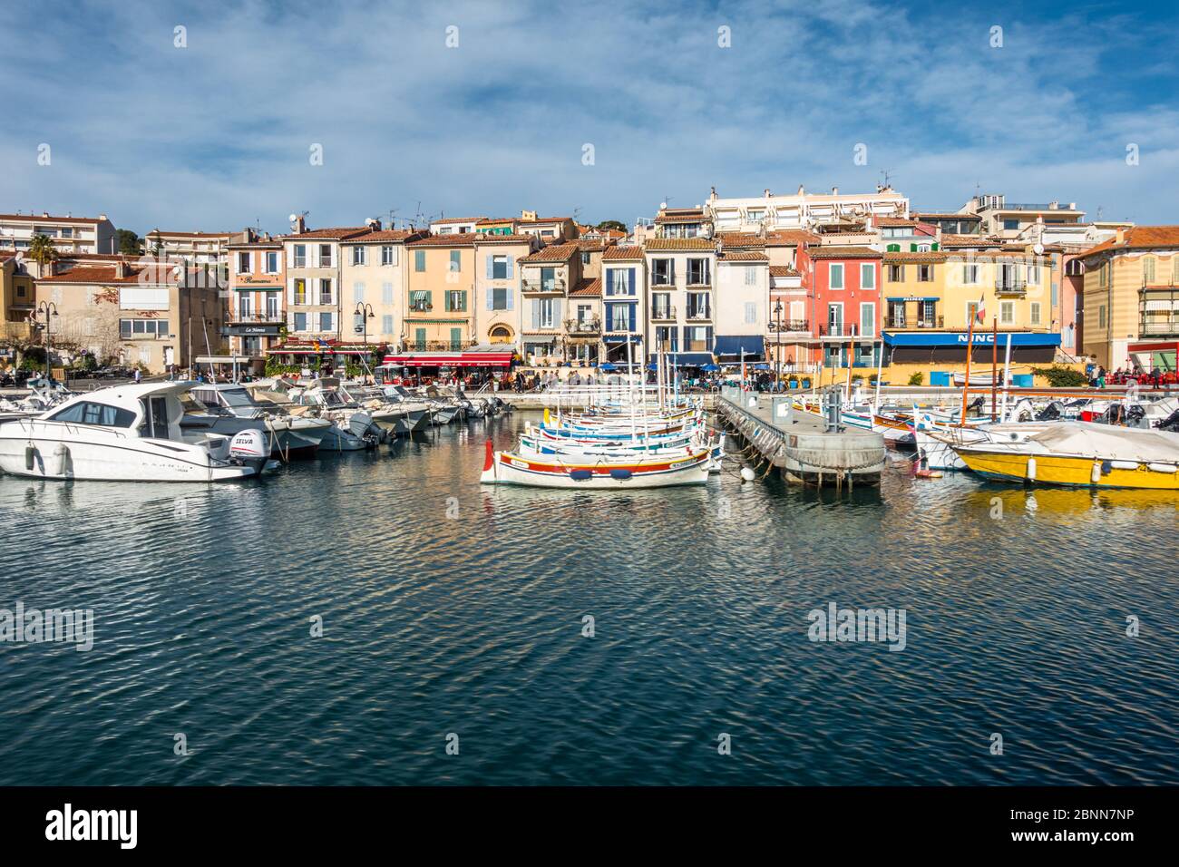 El colorido puerto de Cassis, una pequeña ciudad turística en el sur de Francia cerca de Marsella. Cassis, Francia, enero de 2020 Foto de stock
