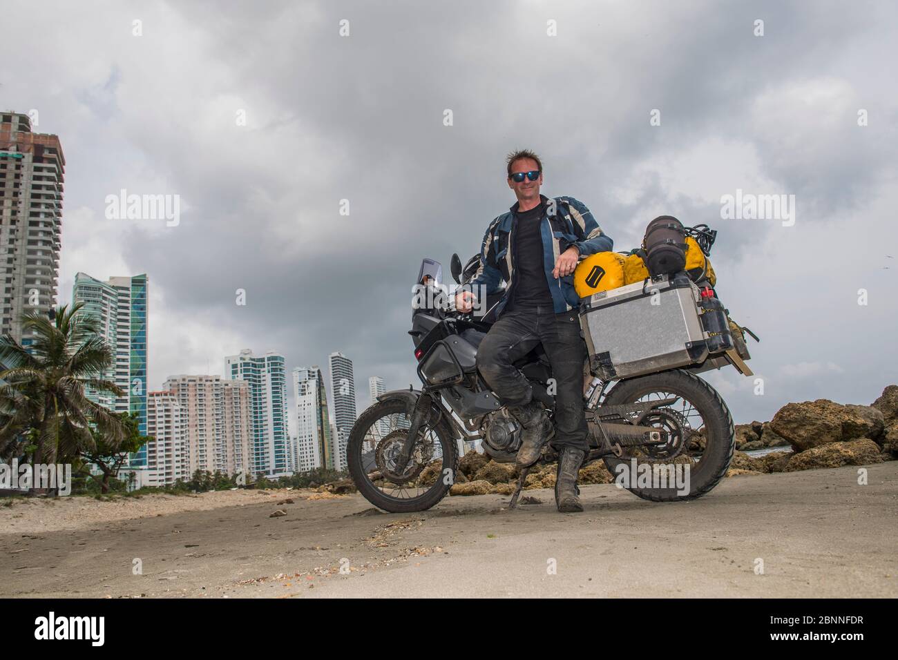 Hombre posando junto a su moto de aventura después de un largo viaje,  Columbia Fotografía de stock - Alamy