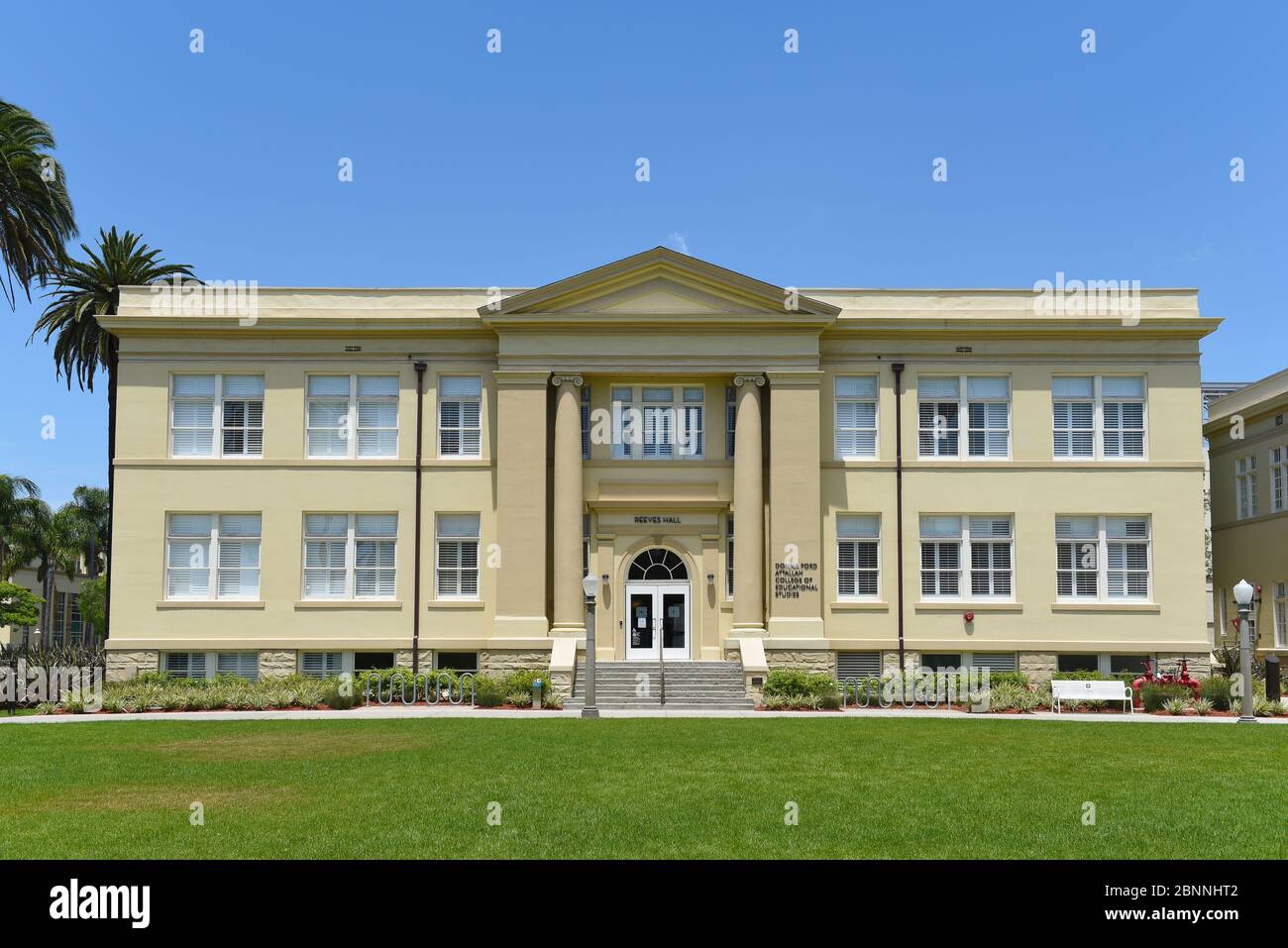 ORANGE, CALIFORNIA - 14 DE MAYO de 2020: Reeves Hall en el campus de la Universidad Chapman. Foto de stock