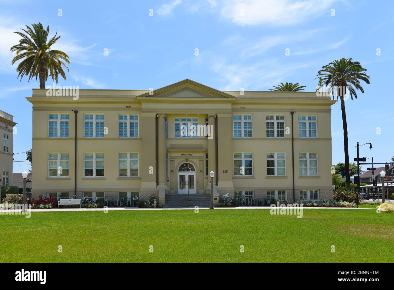 ORANGE, CALIFORNIA - 14 DE MAYO de 2020: Smith Hall en el campus de la Universidad Chapman. Foto de stock