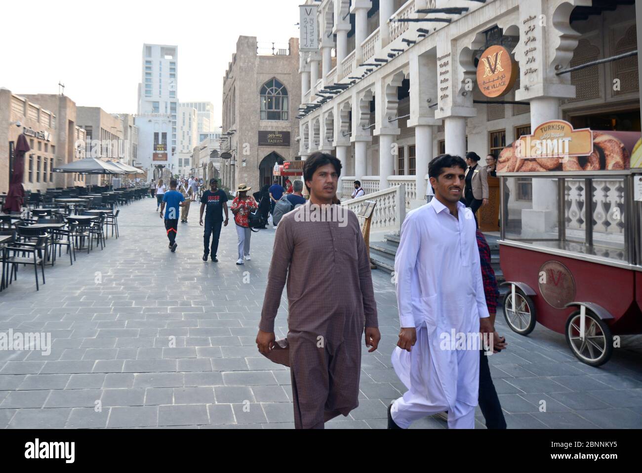 Hombres en Souq Waqif, Doha, Qatar Foto de stock