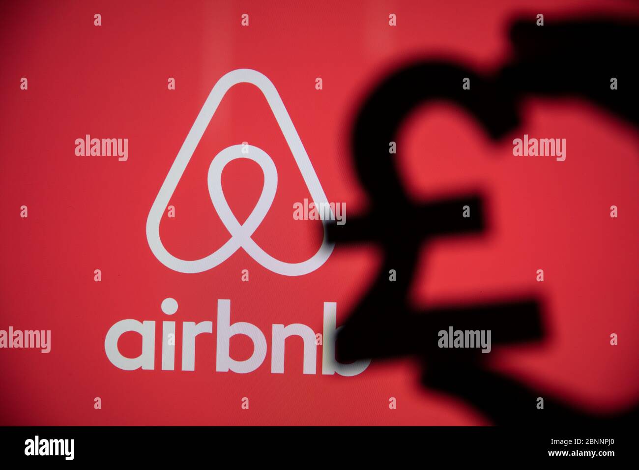 LONDRES, Reino Unido - Mayo 15 2020: Logotipo de Airbnb home Vacation Rental con un símbolo de libra Foto de stock