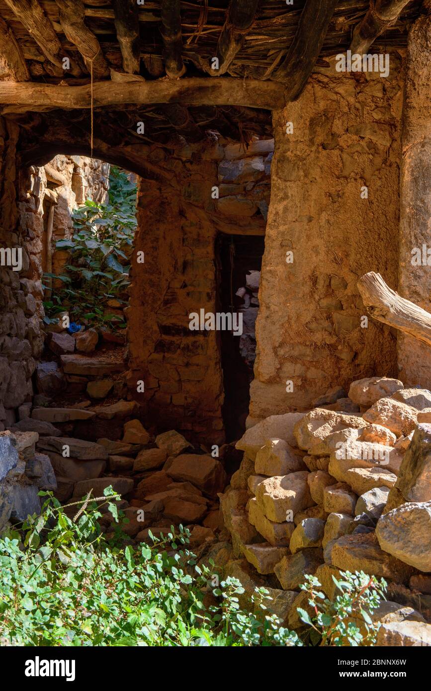 Pueblo de montaña, fachadas de piedra, casas de piedra, hundido, ruinoso, izquierda abierta, Foto de stock