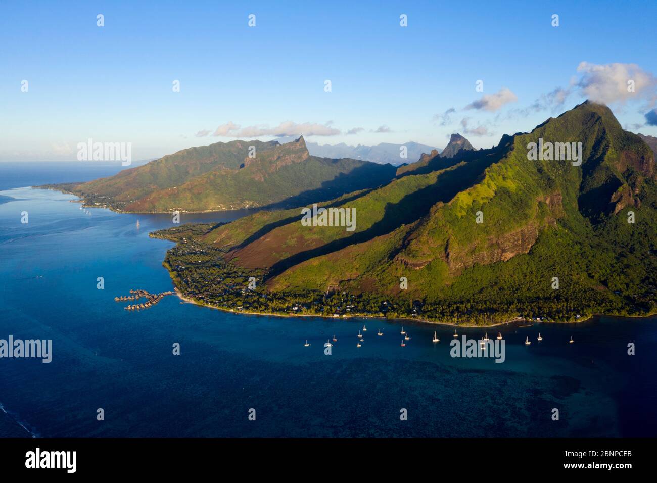 Vista Aérea De Cook'S Bay Y Opunohu Bay, Moorea, Polinesia Francesa Foto de stock