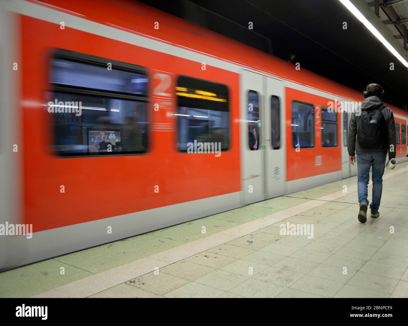 Entrada S-Bahn, estación Stadtmitte, Travelers, Stuttgart, Baden-Württemberg, Alemania Foto de stock