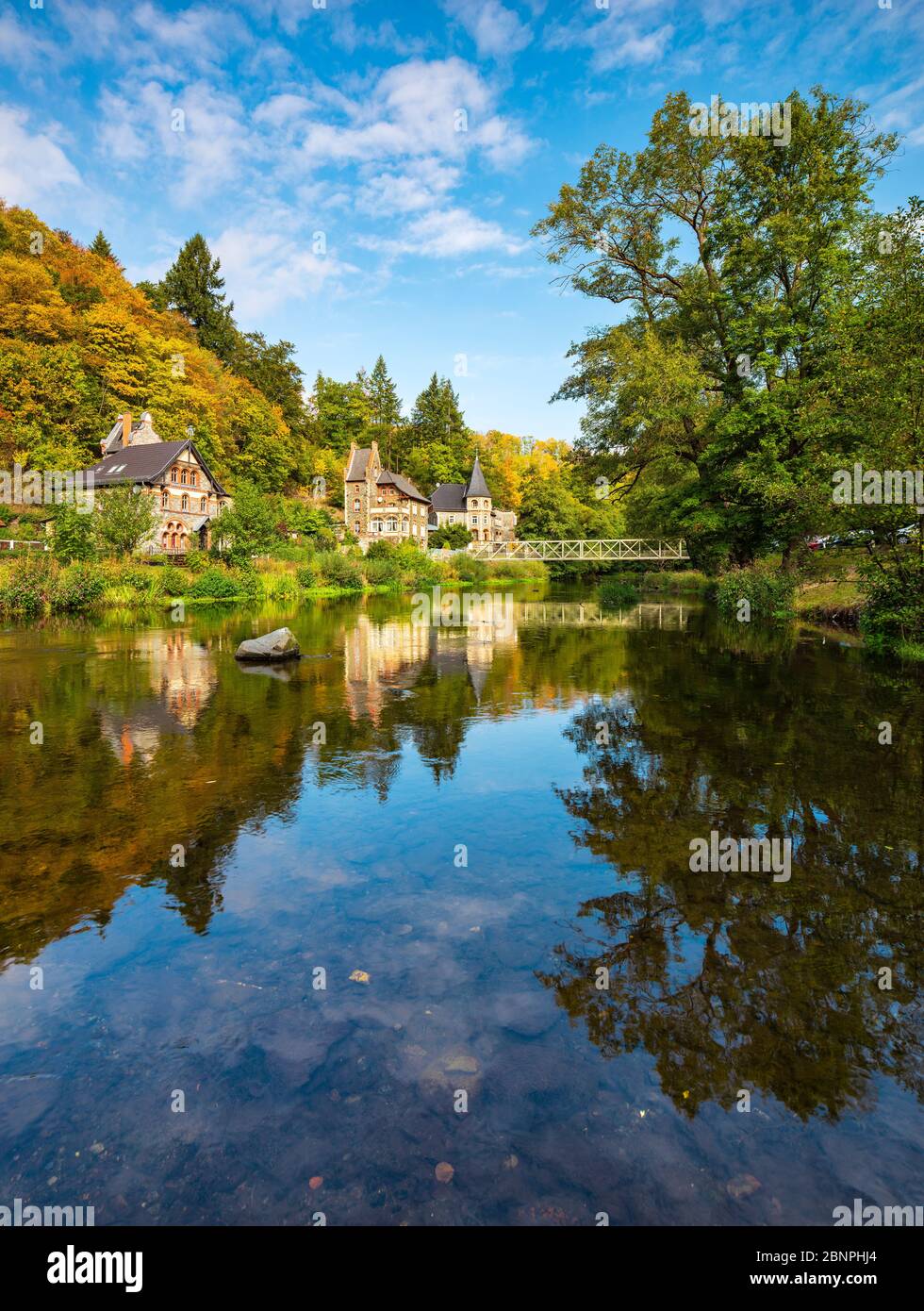 Alemania, Sajonia-Anhalt, Harz, Treseburg, otoño en el río Bode en el Bodetal, hoteles y casas de vacaciones Foto de stock