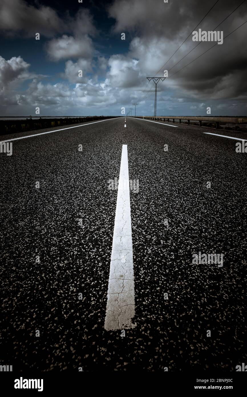 Mediana en una carretera asfaltada Fotografía de stock Alamy