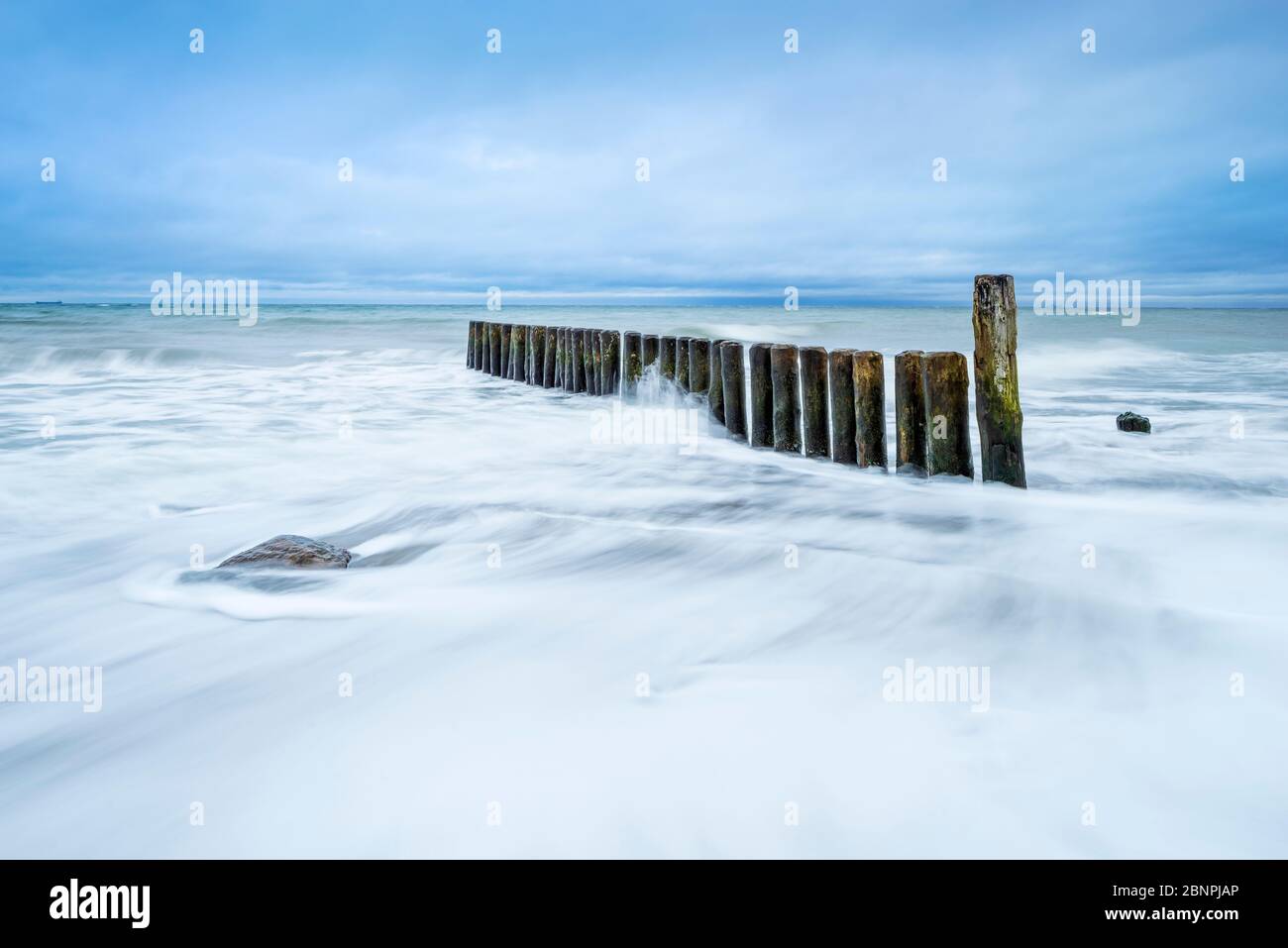 Groyne en la playa del Mar Báltico, cielo nublado, mar tormentoso, cerca de Rostock, Mecklemburgo-Pomerania Occidental, Alemania Foto de stock