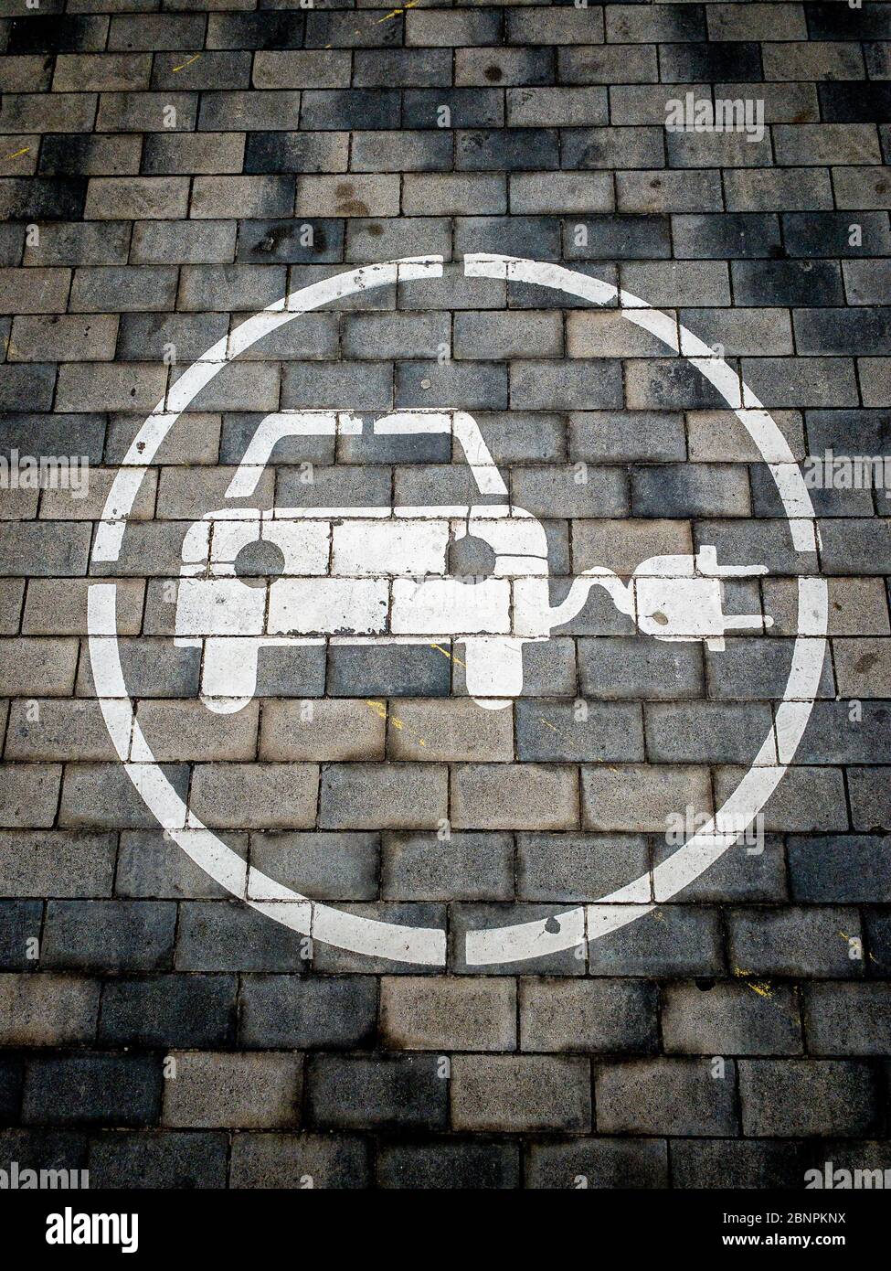 Señal de carretera que indica que los coches eléctricos pueden ser cargados en la Avenida Diagonal en la ciudad de Barcelona en Cataluña y España Foto de stock