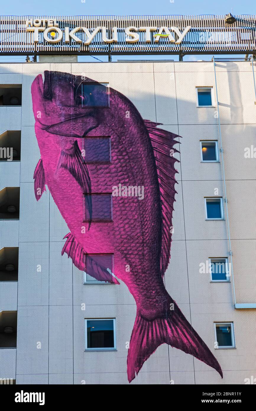 Japón, Honshu, Tokio, Tsukiji, Hotel Tokyu Estancia Decoración De Pared Exterior Con Peces Gigantes Foto de stock