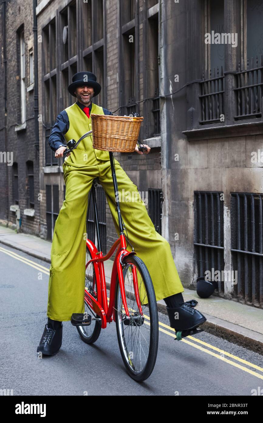 Inglaterra, Londres, Desfile Anual Del Día De Año Nuevo, Stilt Walker Riding Giant Bicycle Foto de stock