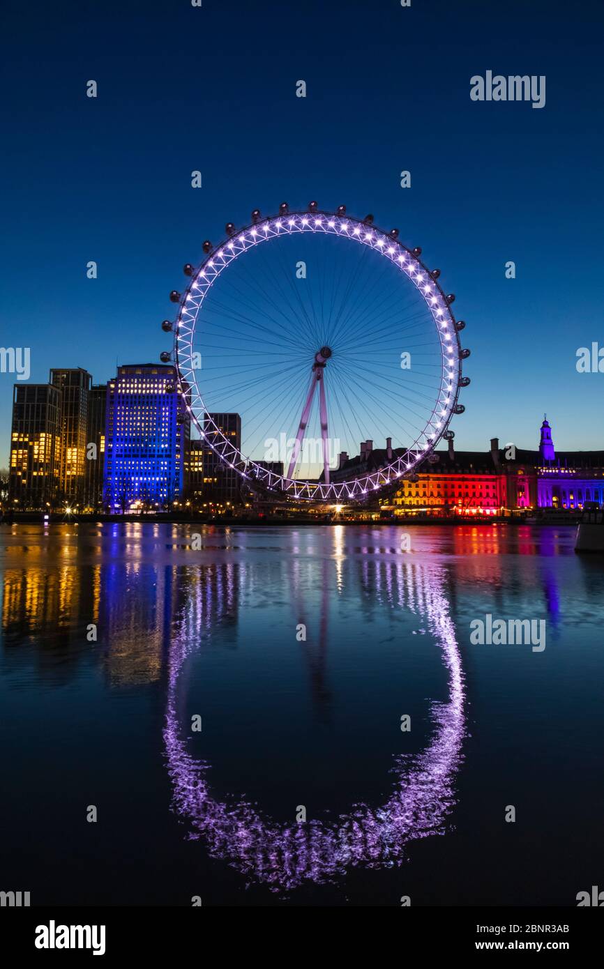 Inglaterra, Londres, London Eye Y El Edificio County Hall Por La Noche Foto de stock