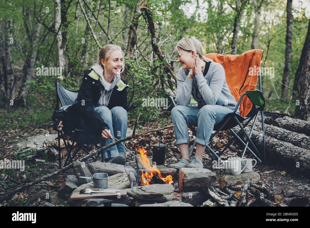 Dos niñas disfrutan de vacaciones de camping Foto de stock