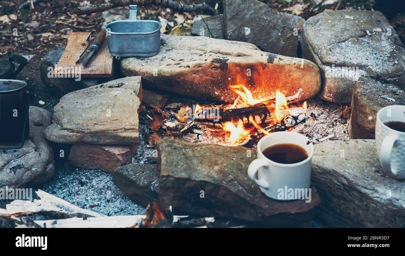 Coffee at campfire fotografías e imágenes de alta resolución - Página 4 -  Alamy