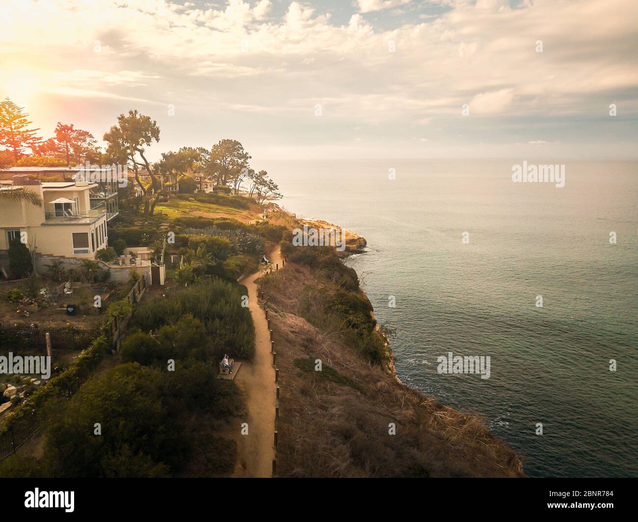 Vista aérea de la soleada la Jolla pueblo en San Diego, California, con casas en los acantilados del océano Pacífico Foto de stock