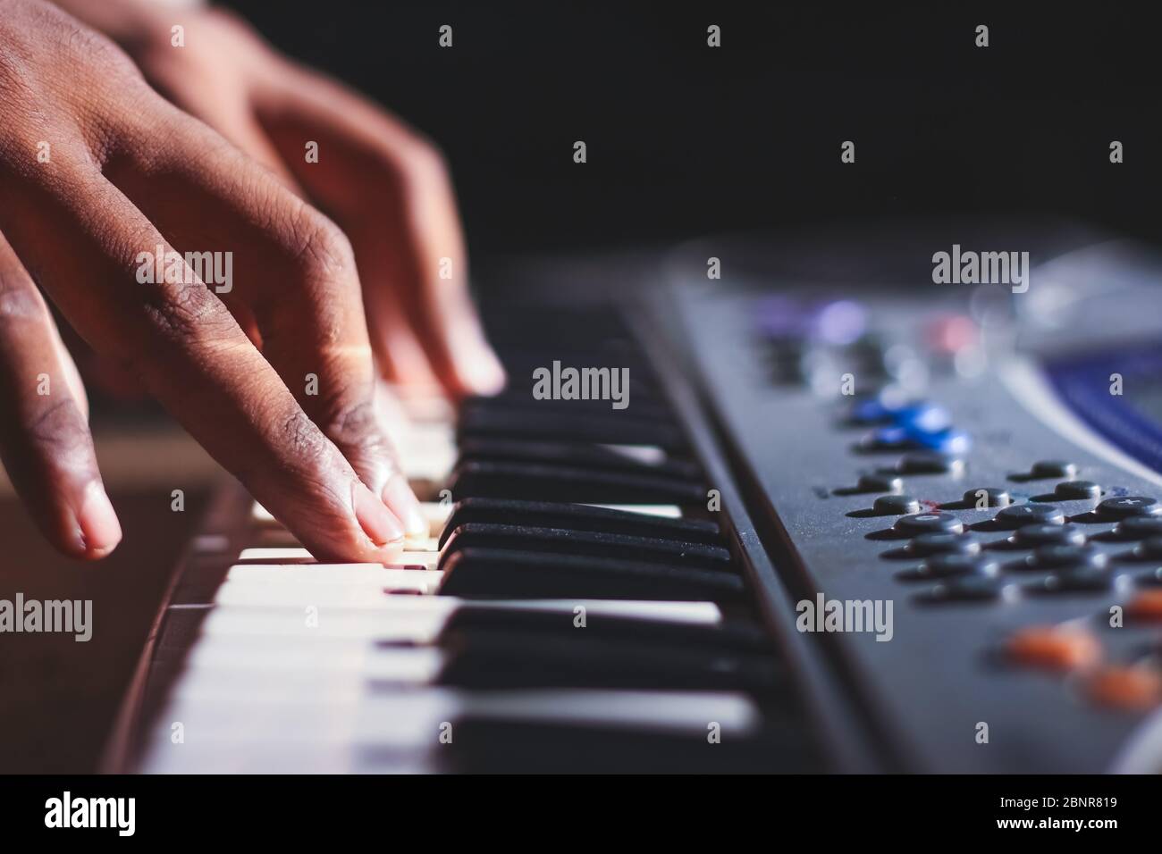Mago musical tocando el teclado electrónico en el estudio de grabación de  música de cerca en las manos. Tocar piano electrónico Fotografía de stock -  Alamy