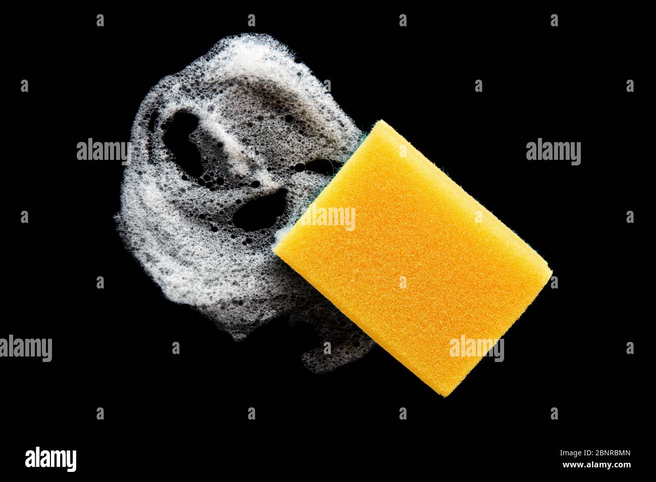 Esponja de lavavajillas con espuma aislada sobre fondo negro. Limpieza,  limpieza o desinfección Fotografía de stock - Alamy