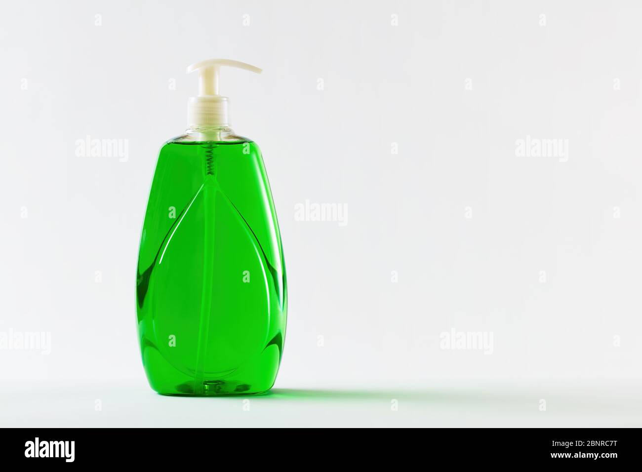Jabón líquido verde en botella de plástico para el saneamiento de manos  sobre fondo blanco Fotografía de stock - Alamy
