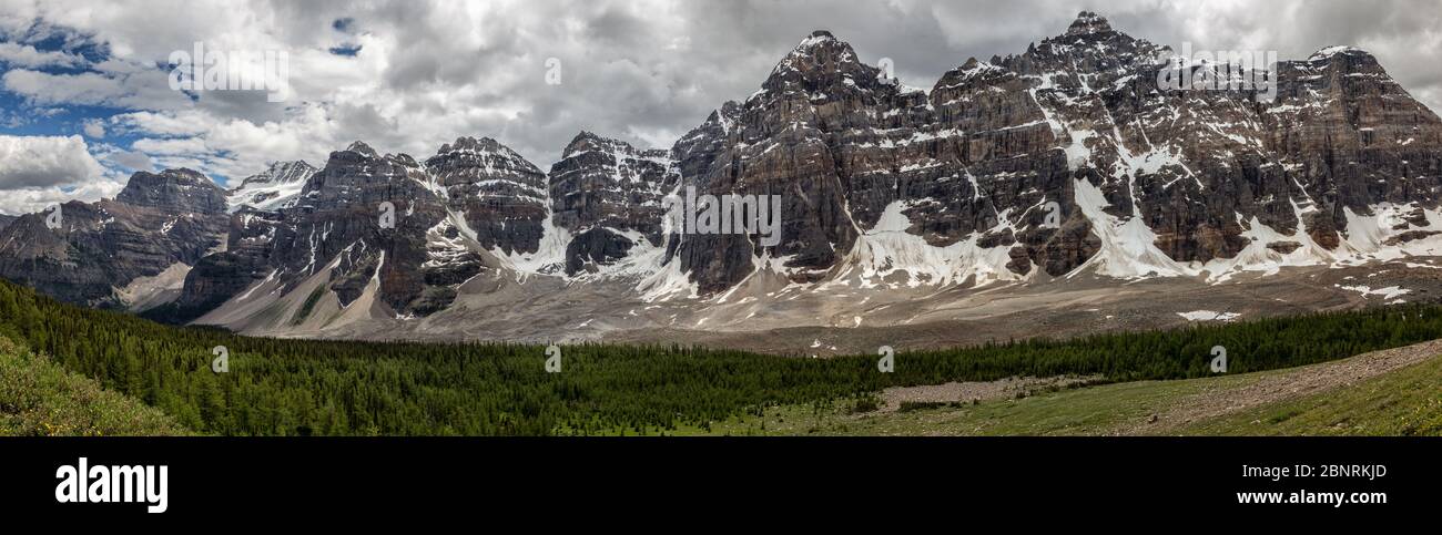 Canadá, Alberta, Banff National Park, Lake Louise, Valley of the Ten Peaks, panorama de montaña Foto de stock