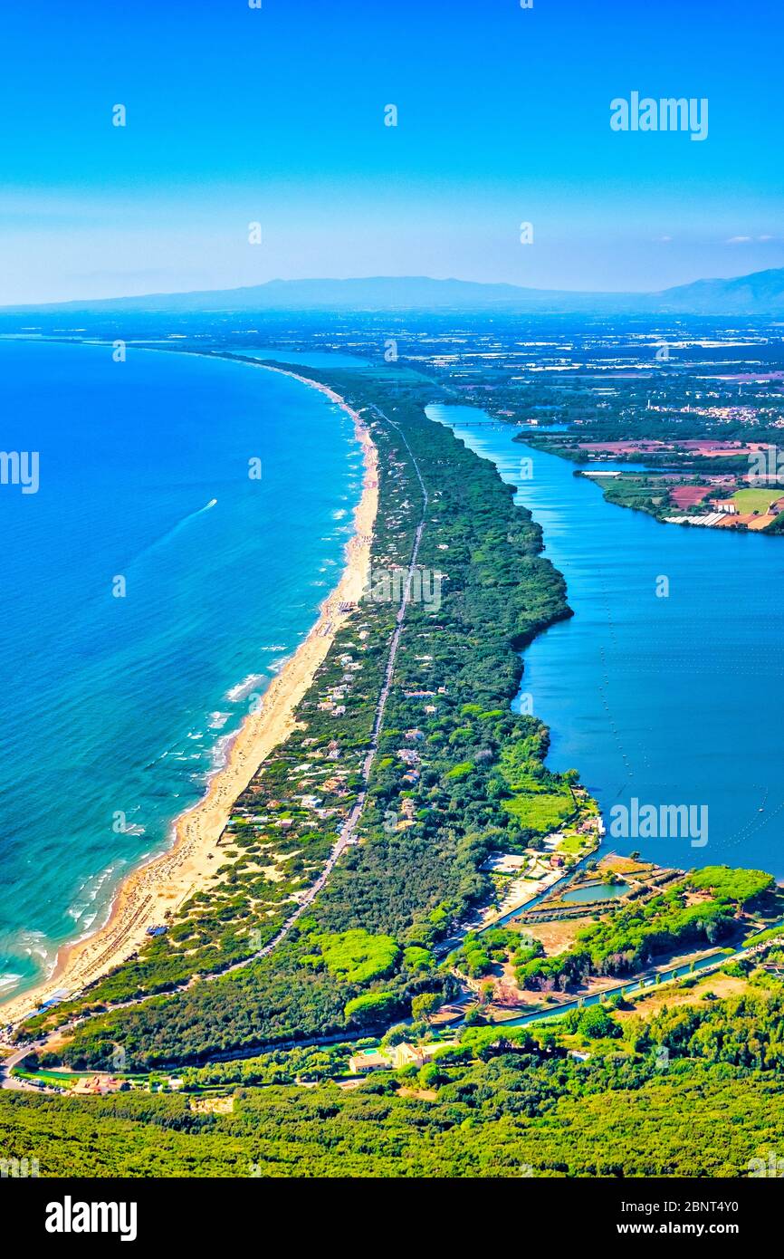Foto Panorámica de la Lungomare di Sabaudia y el lago de Sabaudia desde