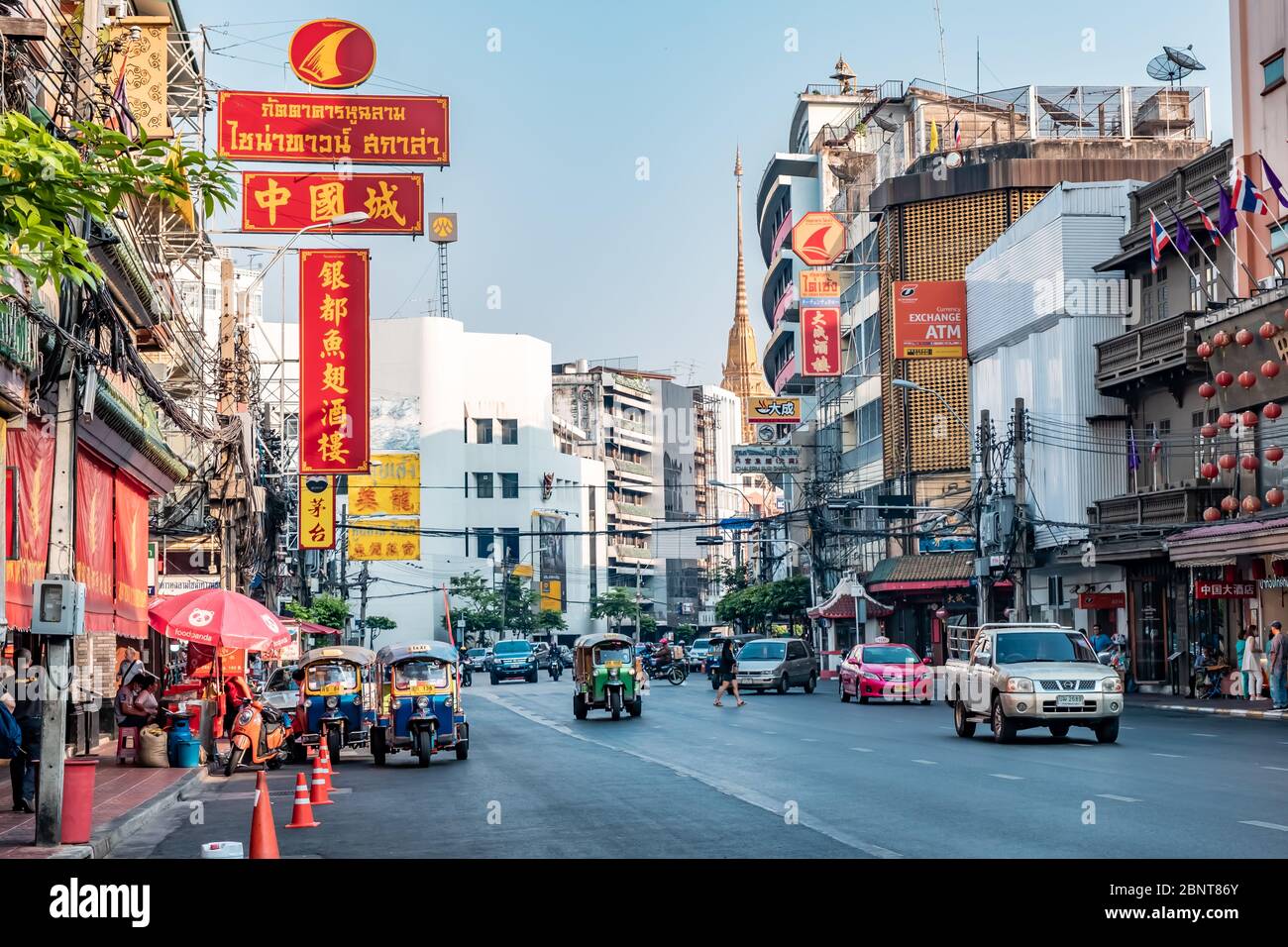 Yaowarat, Bangkok / Tailandia - 11 de febrero de 2020: Atasco de tráfico en Yaowarat Road, los turistas se conocen como China Town o Chinatown, foto de día Foto de stock