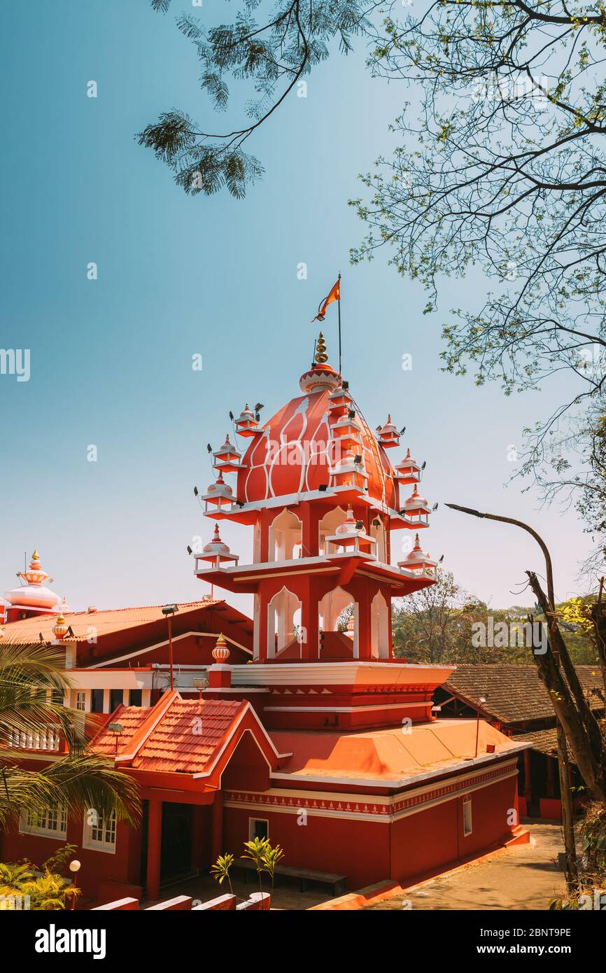Panaji, Goa, India. Torre de la lámpara del templo hindú Maruti o templo Hanuman se encuentra en Panjim. Construido en honor del Dios de los monos Haruman. Famoso Foto de stock