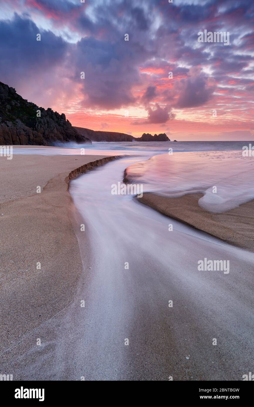Un hermoso cielo al amanecer sobre la playa Porthcurno, Cornwall Foto de stock