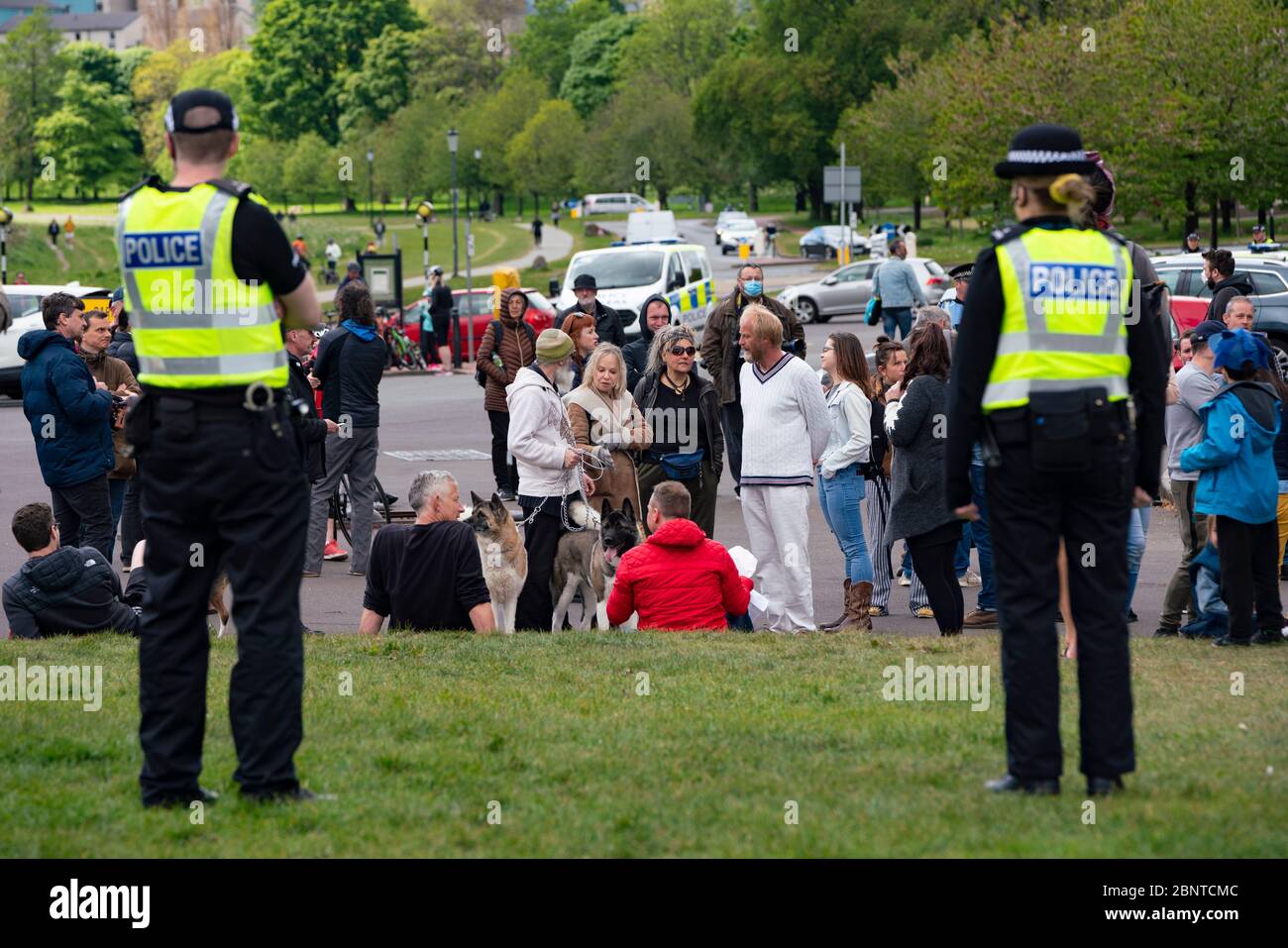 Edimburgo, Escocia, Reino Unido. La policía vigila a un pequeño grupo de personas en Holyrood Park. Es posible que uno o dos miembros del público formaran parte de una protesta contra el cierre de la cárcel en el parque que fue promovida en Facebook esta semana. Sin embargo, no hay protestas a gran escala en el parque a la hora de inicio prevista. Iain Masterton/Alamy Live News Foto de stock