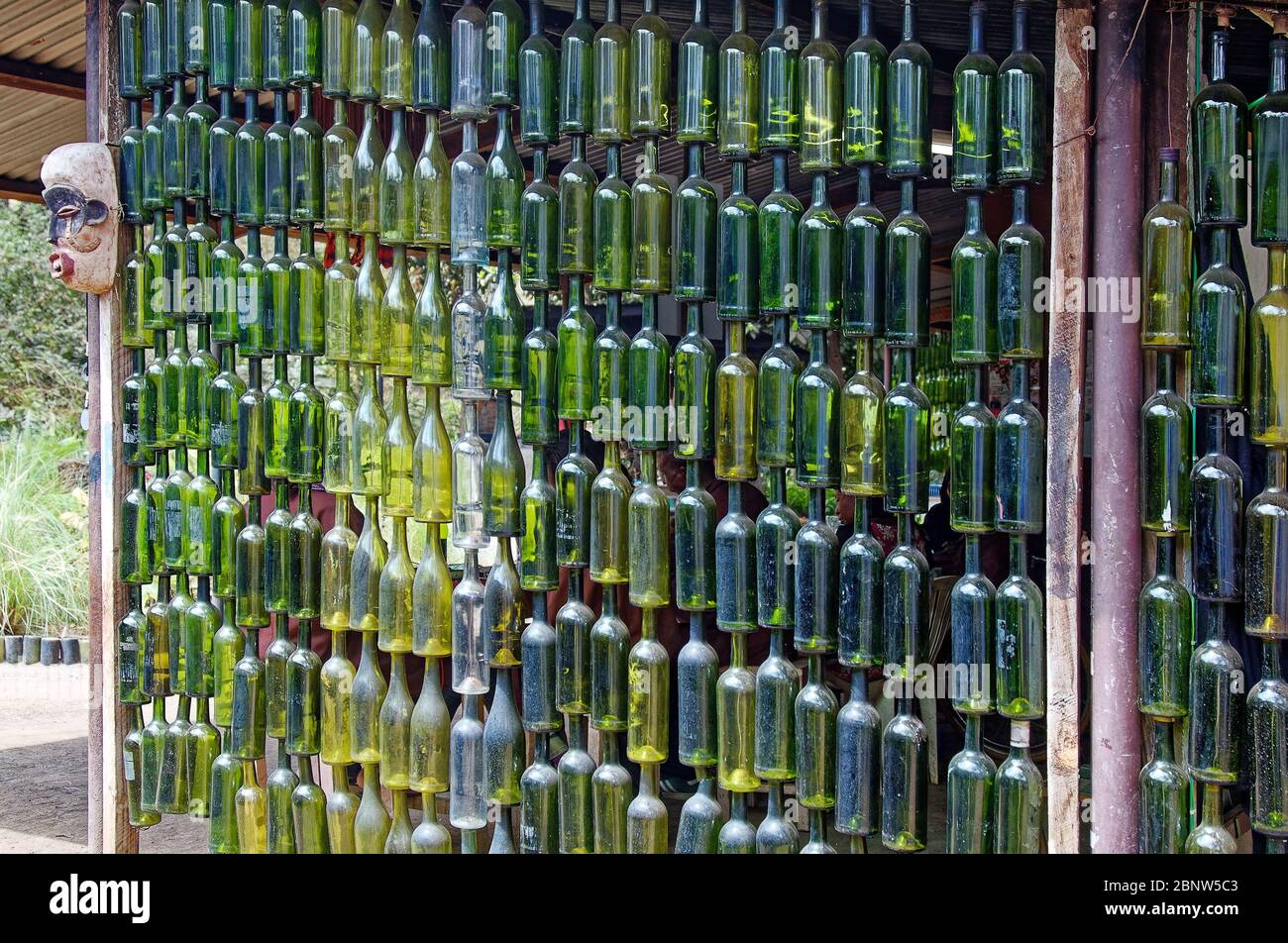 Pared de botellas colgantes fotografías imágenes de alta resolución Alamy