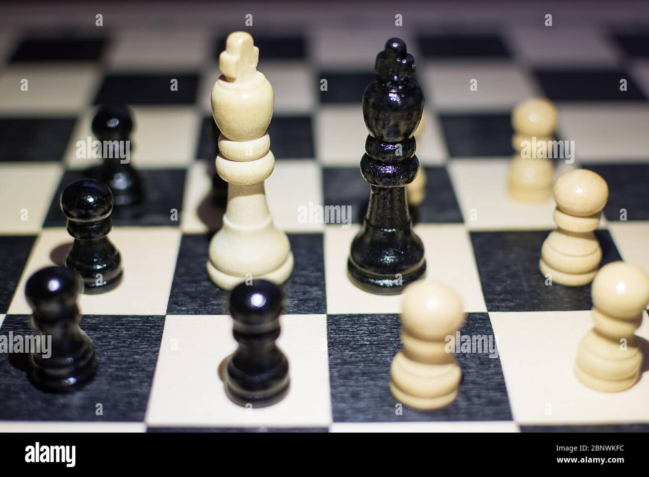 El tablero de ajedrez con el rey negro y el rey blanco delante en el concepto de acuerdo con los peones de las soluciones. Foto de stock