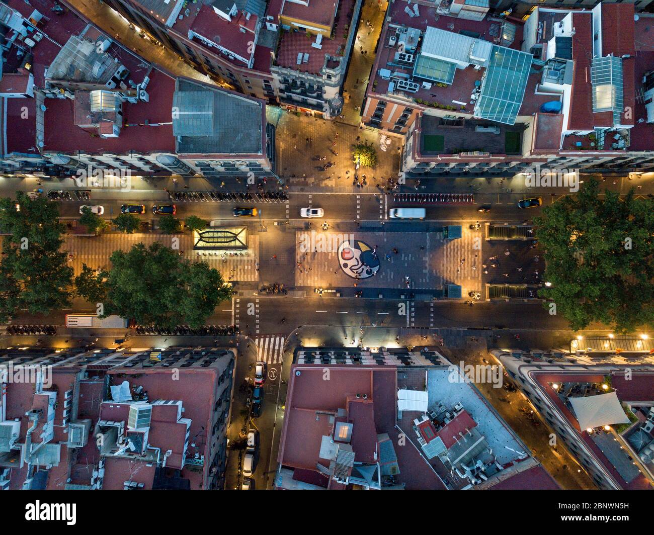 Las Ramblas y miro mosaico vista aérea Barcelona Cataluña España. La Rambla es una calle en el centro de Barcelona. Una calle peatonal arbolada, que str Foto de stock